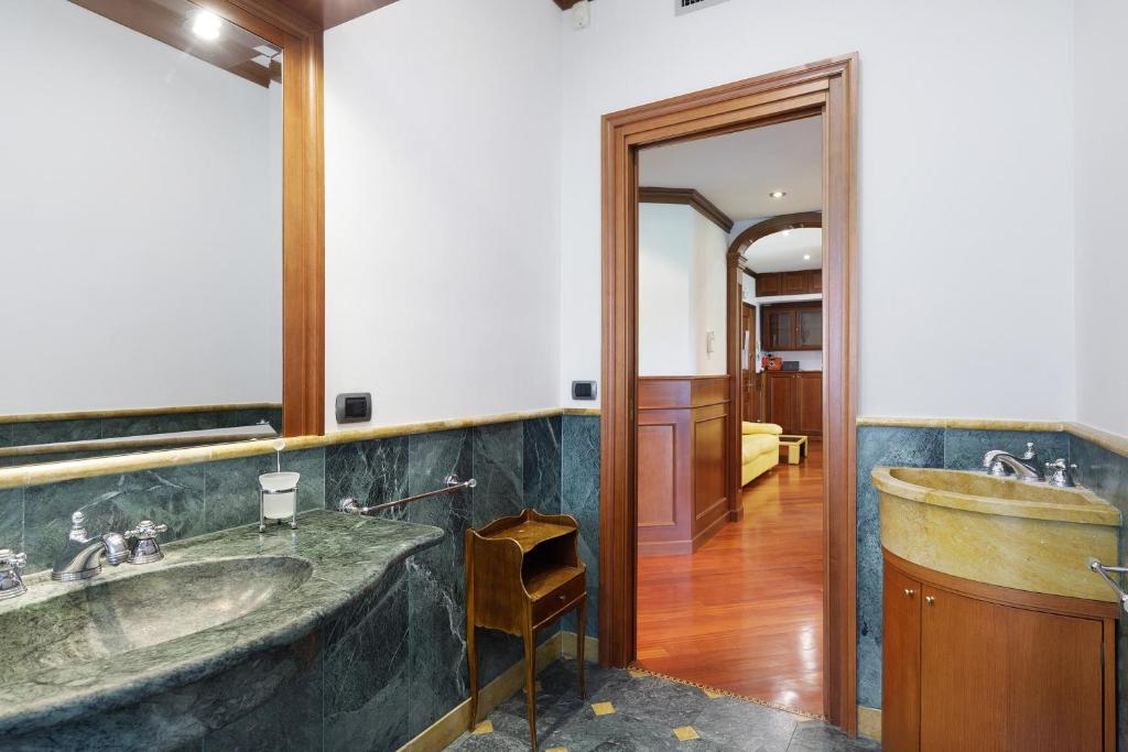 Bagno in marmo verde con doppio lavabo