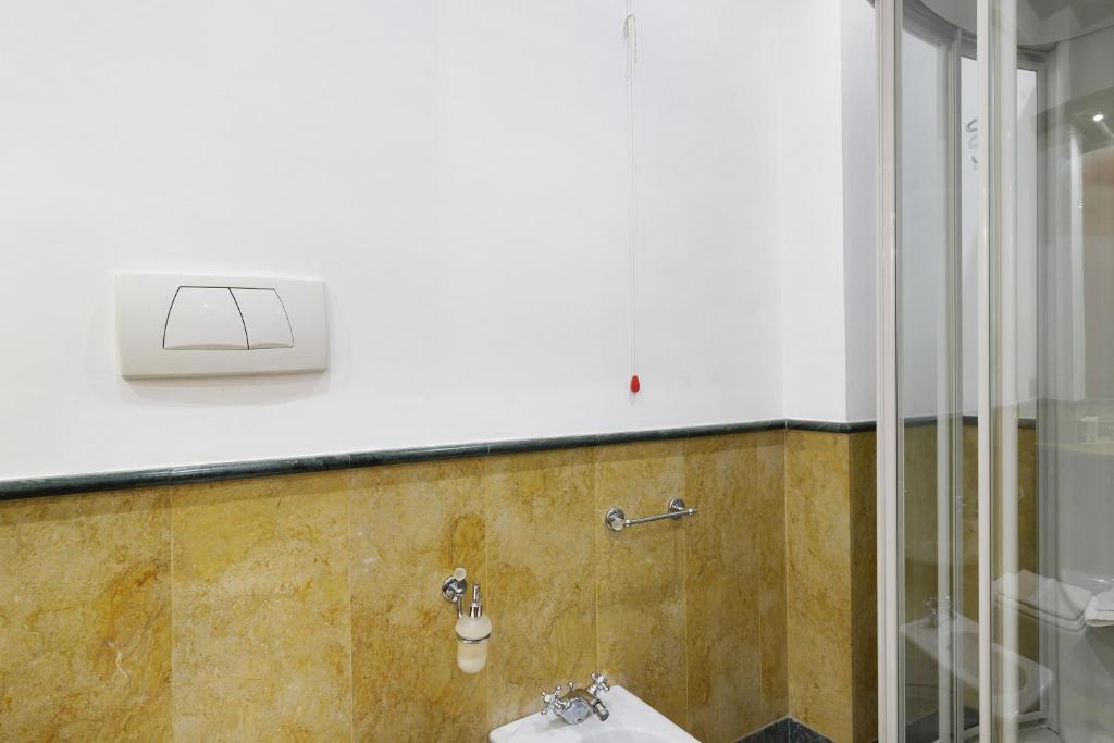 Bagno con doccia e rivestimento in marmo