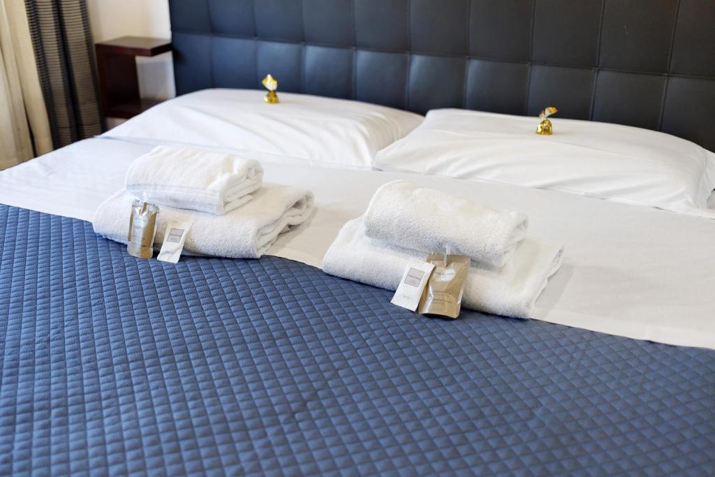 Letto preparato con biancheria fresca e set di cortesia