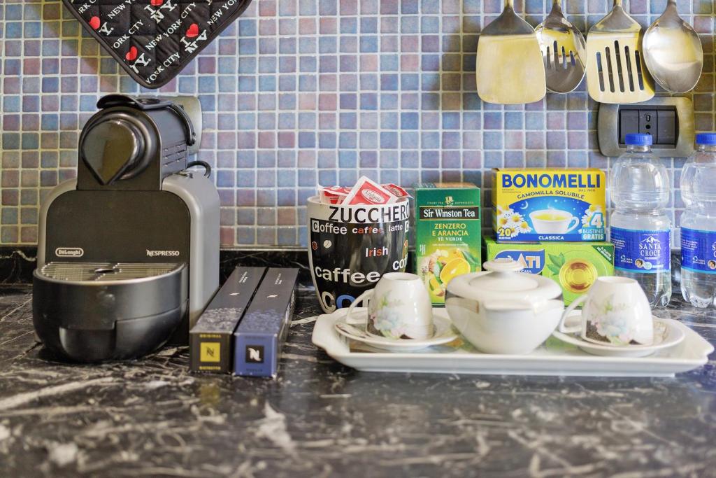 Angolo caffè con macchina Nespresso e set di cortesia