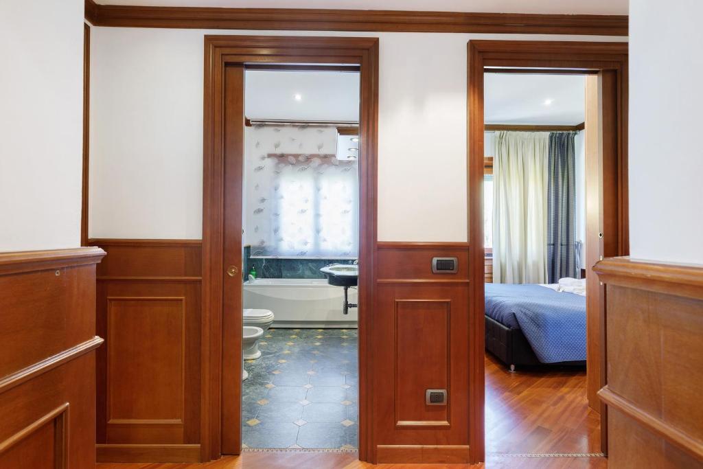 Prospettiva tra corridoio, bagno e camera da letto